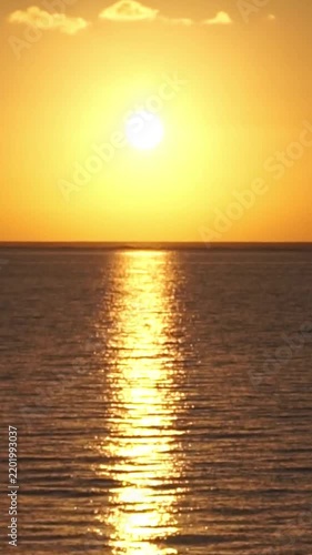 穏やかな一日の終わりを告げる夕日