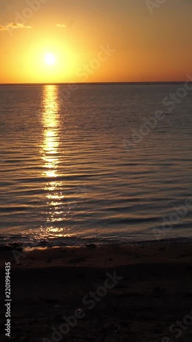 静寂に包まれる海と夕暮れの太陽