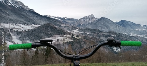 Fotografie un magnifique paysage de montagne légèrement enneigé, observé depuis le guidon d