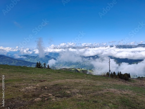 Bild auf Leinwand un magnifique paysage de montagne, où une impressionnante mer de nuages blancs f