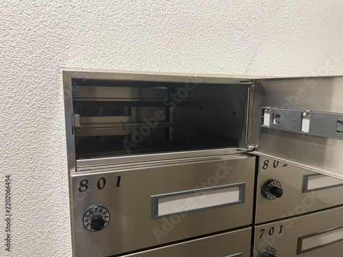 マンションの集合郵便受け 開いたままの空っぽのポスト