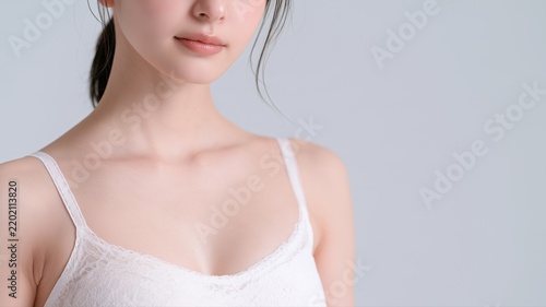 Obraz na płótnie 白いレースのキャミソールを着た女性の上半身のクローズアップ。広告やWebサイトの美容やファッション関連素材