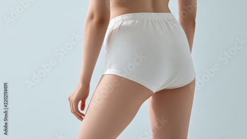 Obraz na płótnie 白いショートパンツを履いた女性の後ろ姿。健康や美容関連の広告やWebサイトに適したイメージ素材