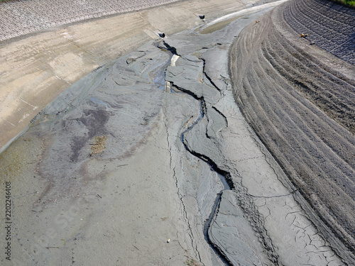 Fototapeta 渇水で枯渇した貯水池 香川県の宝山湖 水資源