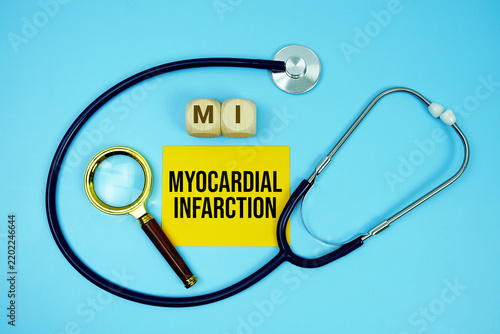 Foto Myocardial Infarction (MI) text with stethoscope and magnifying glass on blue ba