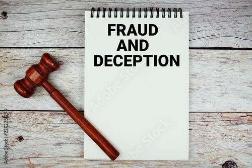 Quadro su tela Fraud And Deception text written on notepad with wooden judgment gavel on wooden