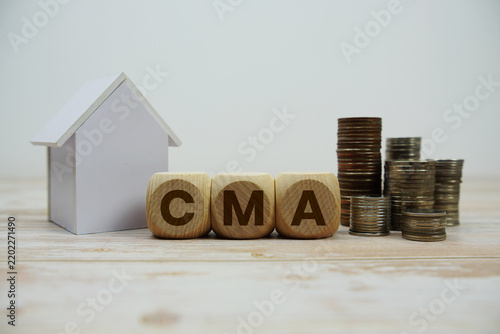Cuadro en lienzo CMA (Comparative Market Analysis) text with house model and coin stack Propertie