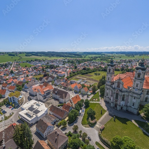Cuadro en lienzo Die Marktgemeinde Ottobeuren im oberschwäbischen Kreis Unterallgäu aus der Vogel