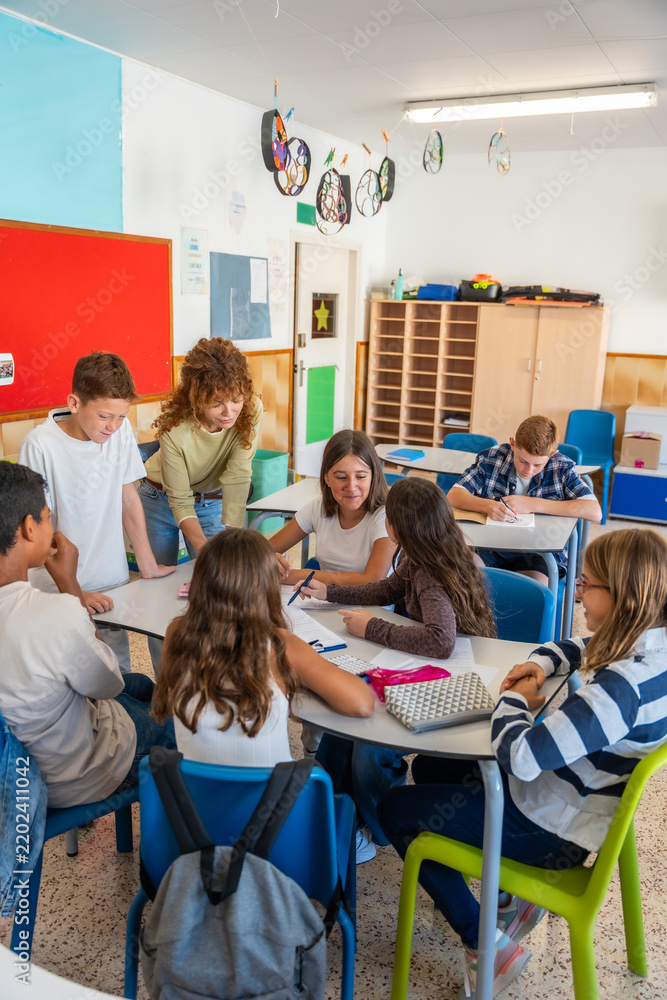 Obraz premium Students collaborating on group project in elementary classroom