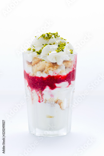 Himbeertorte im Glas mit Sahne und Pistazien