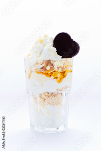 Bienenstichtorte im Glas mit Sahne und Schokoherz