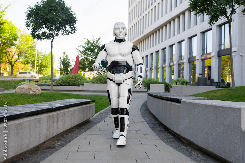 Obraz premium Cybernetic humanoid robot carrying takeaway coffee cup