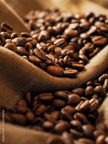фотографія Coffee Beans on Burlap Fabric with Single Isolated Bean Highlight