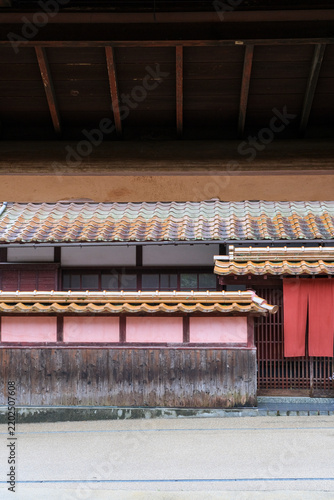 赤銅色の石州瓦とベンガラ色の建物が並ぶ吹屋の町並み