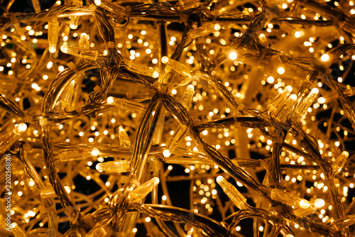 Foto A tangled mass of warm yellow fairy lights glowing softly against the dark background