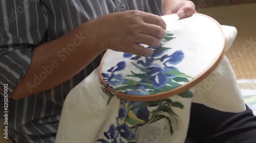 	クロスステッチの作品を作る女性