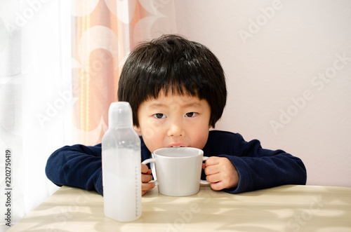 Картината върху платно 飲み薬を飲む子供