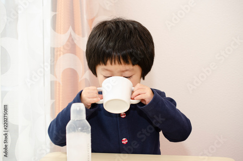 飲み薬を飲む子供