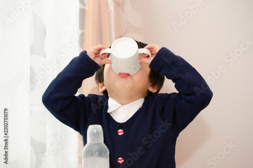 飲み薬を飲む子供