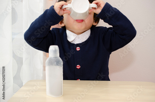 飲み薬を飲む子供