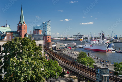Hafen Hamburg Elbe Promenade Sommer sonnig