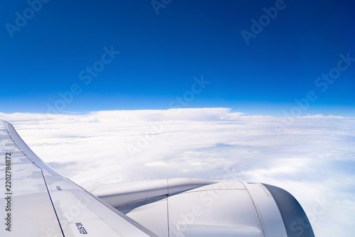 飛行機の窓から見た雲海