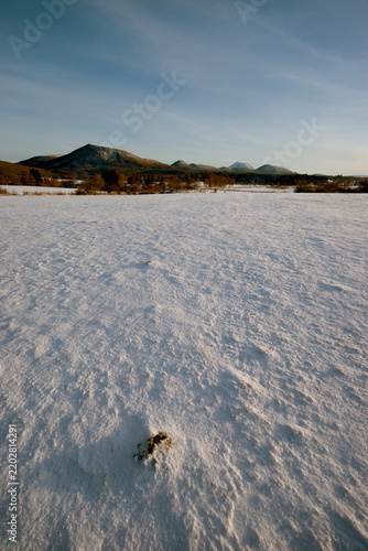 coucher de soleil sur la chaine des puys. Puy-de-Dome, Auvergne