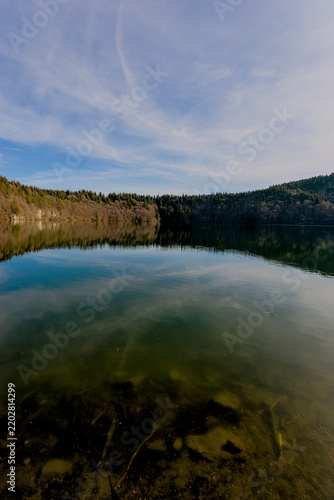 Lac Pavin en Auvergne, Puy-de-Dome. Lac volcanique emblématique de la région