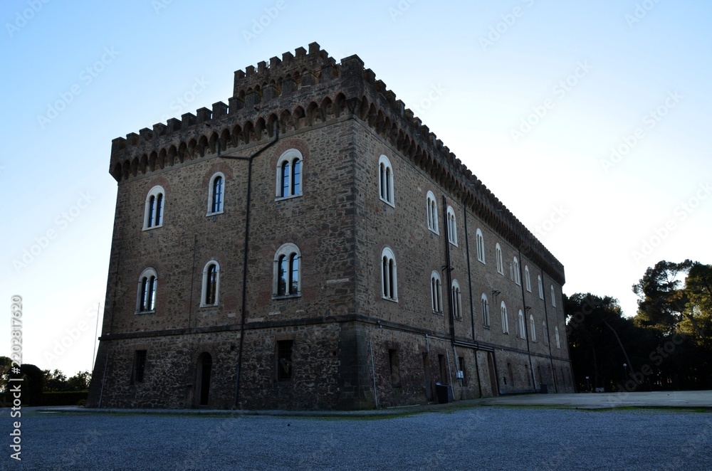 Obraz premium Rosignano Marittima, Italy 03.04.2020: Castello Pasquini situato a Castiglioncello, nel comune di Rosignano Marittimo.