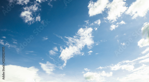 the sky is bright, the fluffy white clouds are quiet.