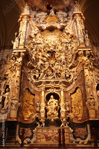 Fotografie Gilded Baroque Altarpiece With Religious Statues Spain