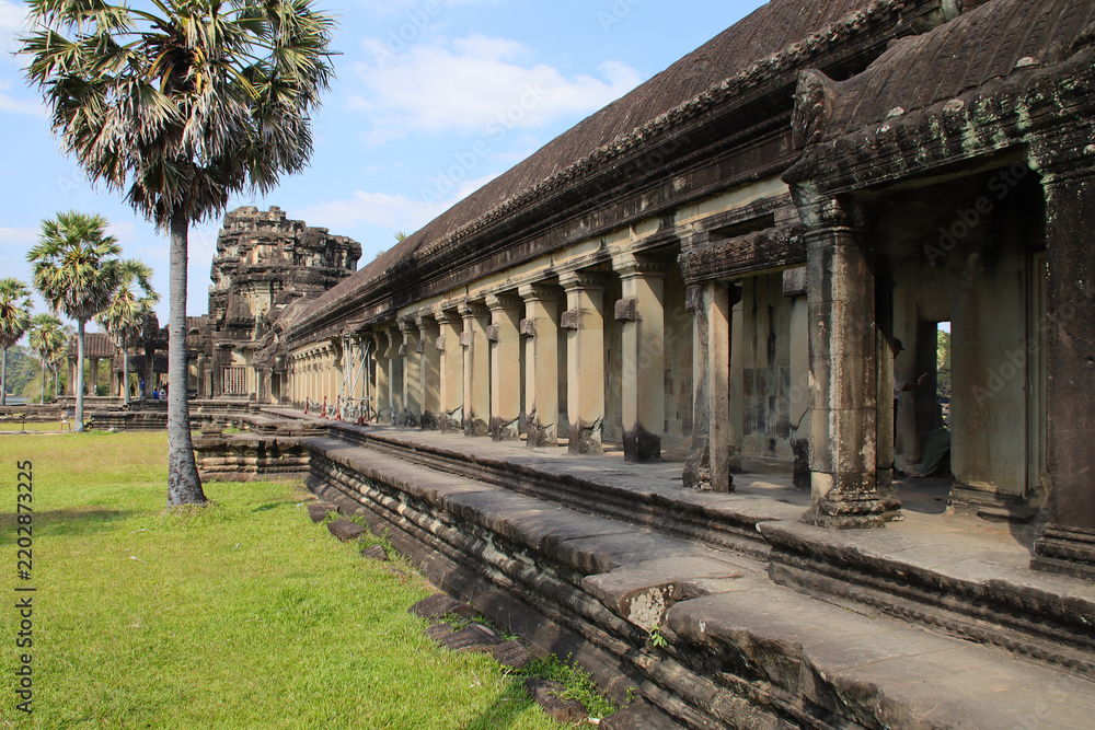 Obraz premium ruined hindu and buddhist khmer temple (angkor vat) in angkor in siem reap in cambodia 