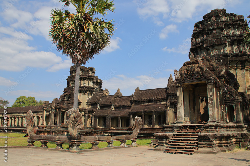 Obraz premium ruined hindu and buddhist khmer temple (angkor vat) in angkor in siem reap in cambodia 
