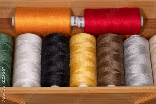 Quadro su tela Craft Materials - Different sewing threads spool macro