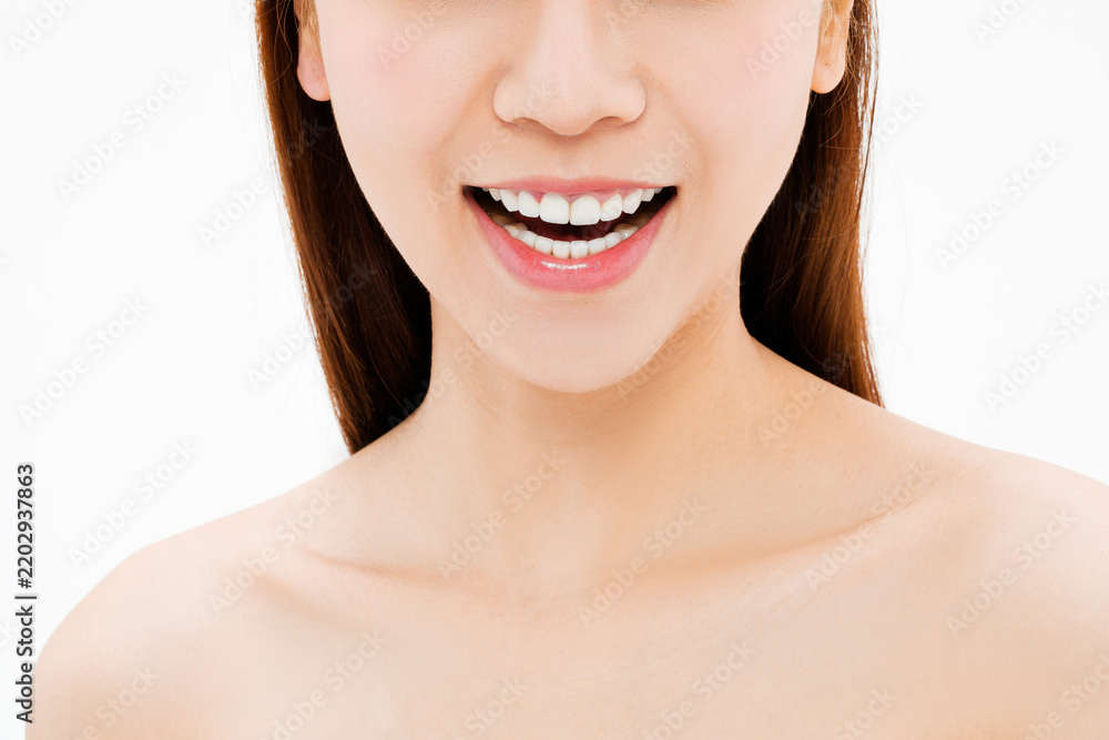 Obraz premium Close-up of a woman smiling with healthy white teeth and pink lips