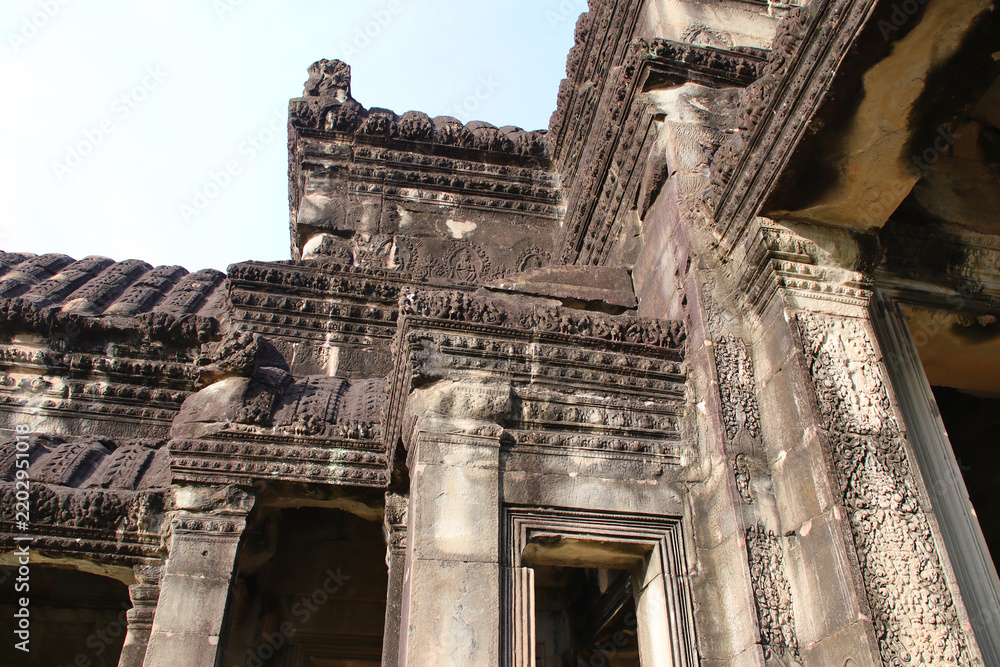 Obraz premium ruined hindu and buddhist khmer temple (angkor vat) in angkor in siem reap in cambodia 