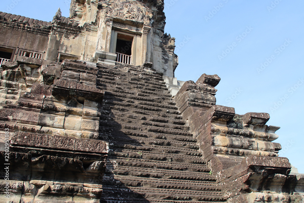 Obraz premium ruined hindu and buddhist khmer temple (angkor vat) in angkor in siem reap in cambodia 