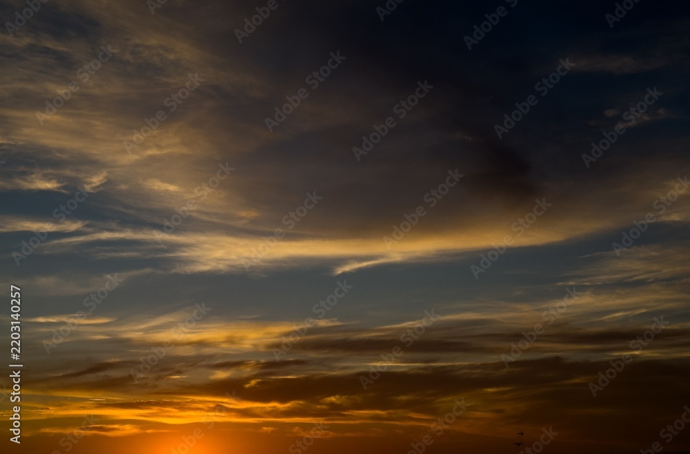 Obraz premium Sunset sea ocean beach horizon sky twilight dusk reflection tranquil sunset sea ocean beach horizon sky twilight dusk reflection tranquil mood serene light calm water wave sand shore evening