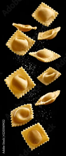 Obraz  z motywem Falling ravioli pasta isolated on