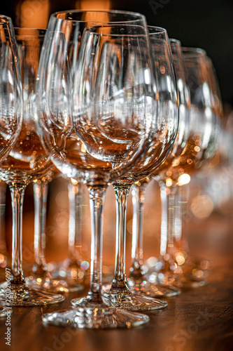 Cuadro en lienzo Empty wine glasses with warm reflections