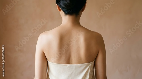 Naklejka タオルを巻き美しい背中を見せる女性のスパ体験
