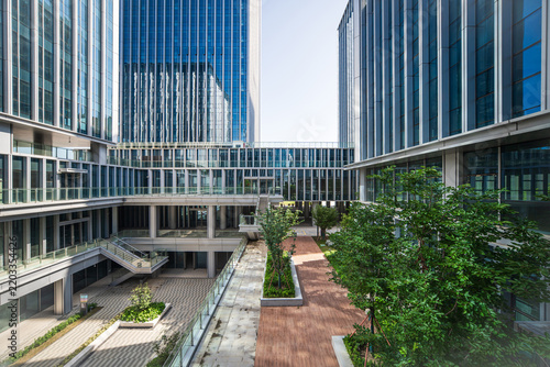 Tranquil Urban Oasis: A Contemporary Courtyard Surrounded by Glass and Nature