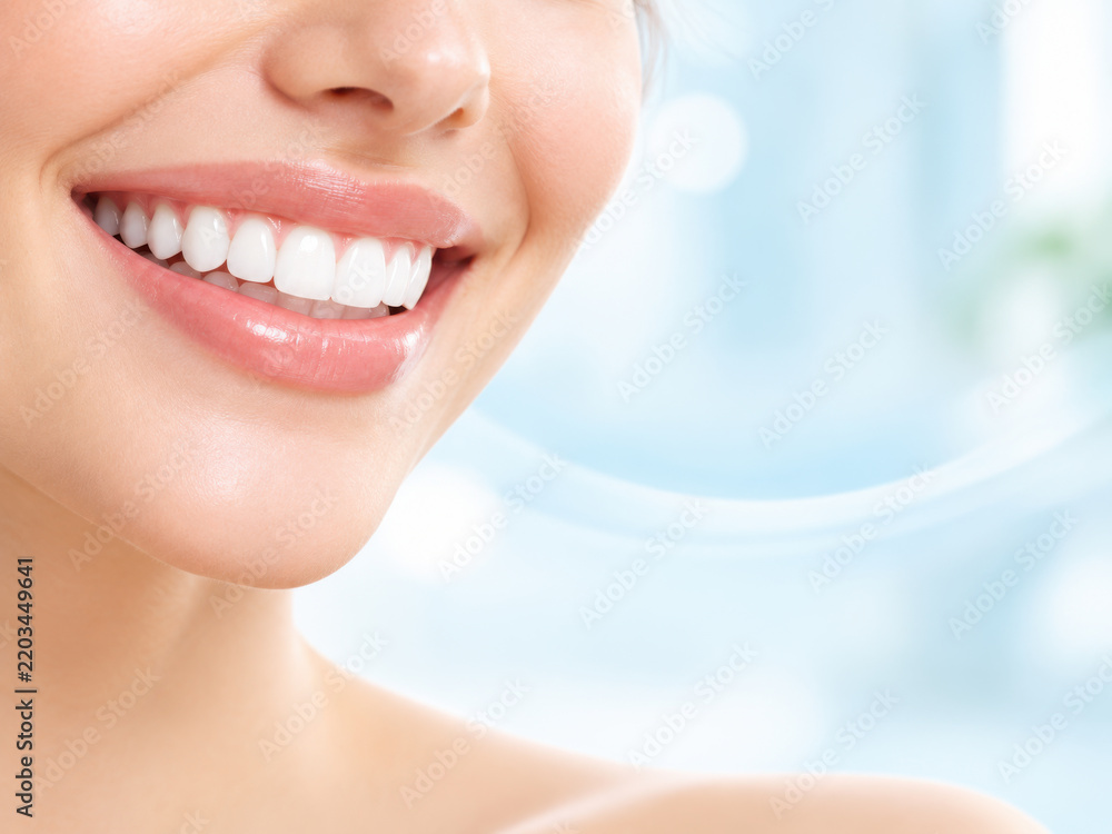Obraz premium Smiling woman with healthy white teeth close up