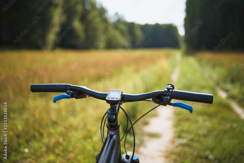 Obraz premium Adventure ride with mountain bike handlebar gps