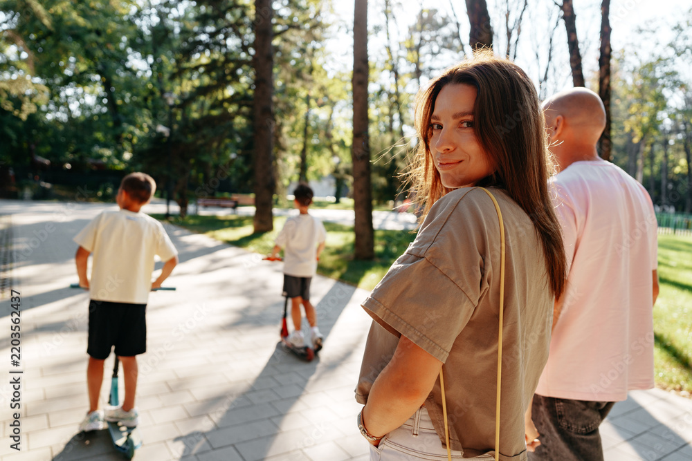 Obraz premium Group of friends enjoying time together in a park during the afternoon