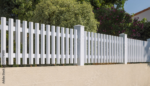 lôture en PVC blanc d'un jardin
