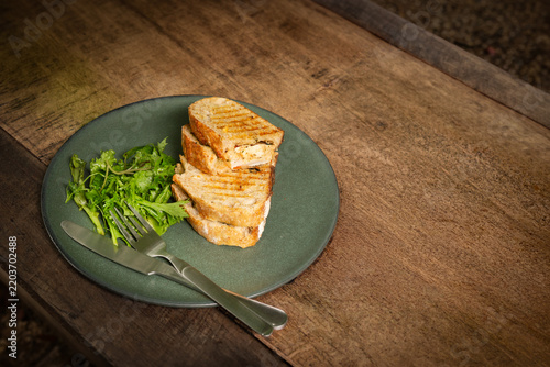 Canvastavla Top view of a sliced grilled panini sandwich on ceramic plate.