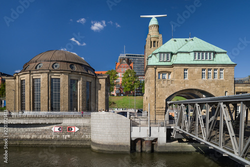 Hamburg Elbtunnel Kopfbauwerk Landungsbrücken entzerrt