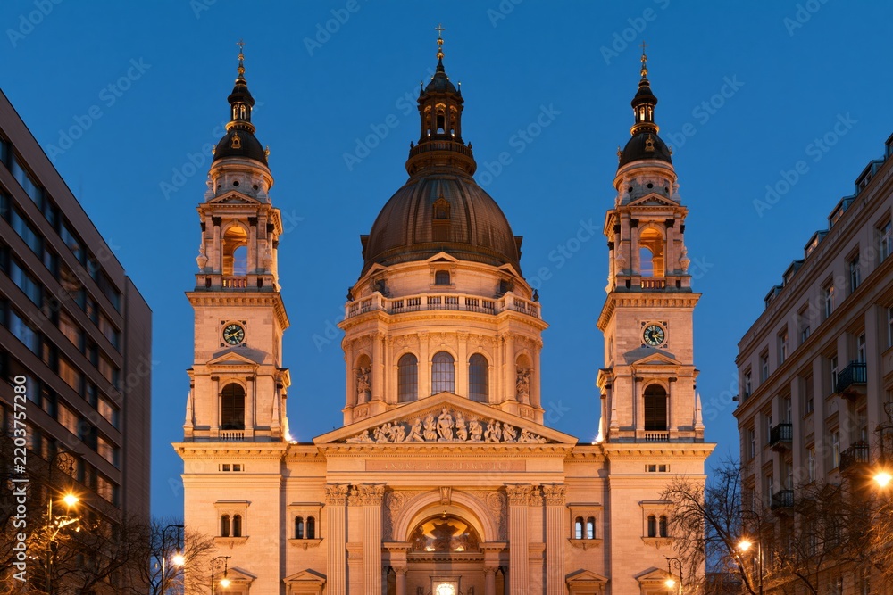 Fototapeta premium illuminated baroque cathedral facade at twilight with blue
