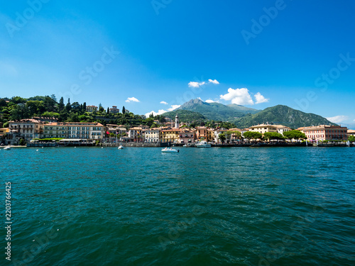 Картината върху платно Italinen Lombardai, Comer See,  Lago di Como, Provinz Como, Blick auf Menaggio